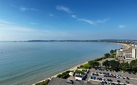 Stunning Ocean & City View Apt